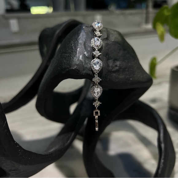 Teardrop Bracelet - Picture 3 of 8